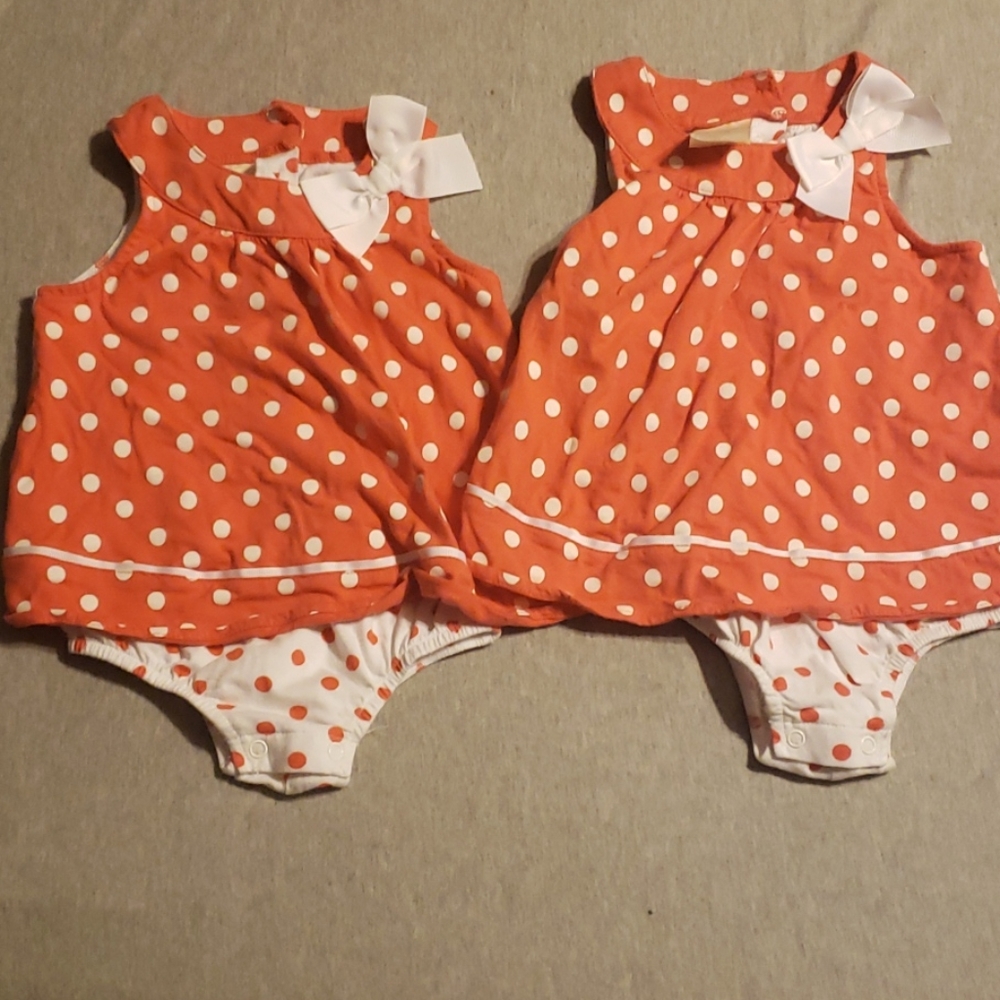 TWINS!! Matching polka dot outfits